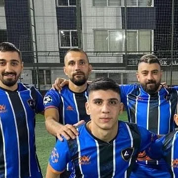 Mavi-siyah çubuklu ve WENSport logolu formalarıyla takım fotoğrafı