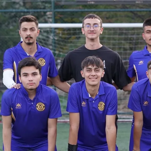 Mor renkli WENSport formalarıyla sahada takım fotoğrafı